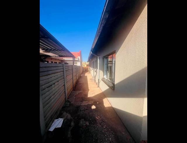3 BEDROOM HOUSE FOR SALE IN PROTEA NORTH